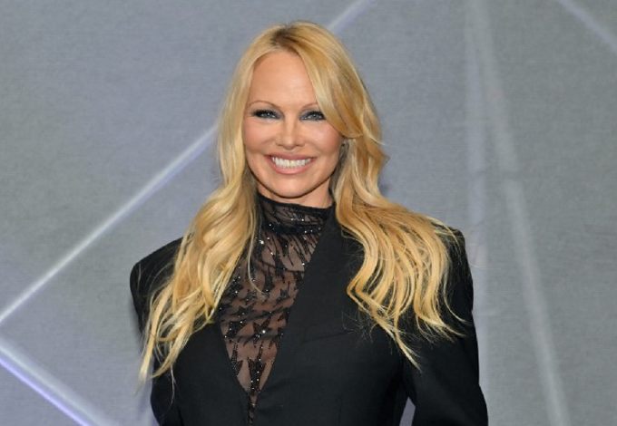 „Nem én akarok a legszebb lány lenni” - Pamela Anderson smink nélkül tűnt fel a párizsi divathéten