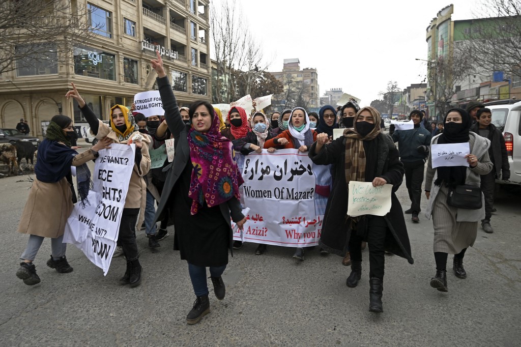 Paprikaspray-vel fújják le Kabulban azokat, akik a nők jogaiért tüntetnek