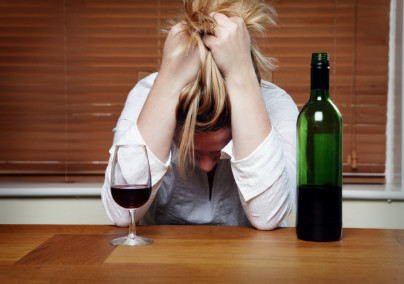 Mindenki megveti az alkoholista nőket – de miért?