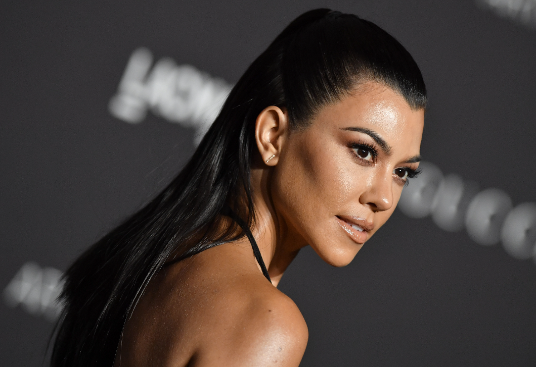  Kourtney Kardashian rövid szőke hajra váltott