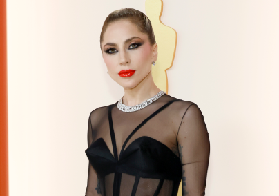 Ilyen még nem volt: Lady Gaga smink nélkül énekelt az Oscar-gála színpadán