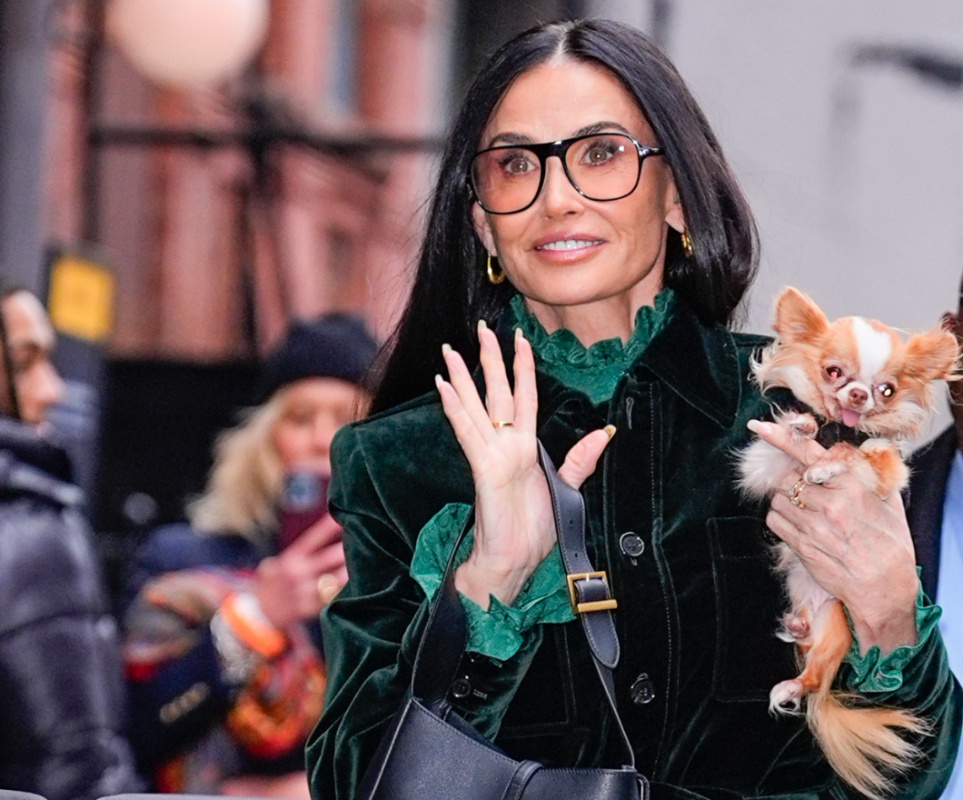 Demi Moore zöld bársony szettje az ősz legstílusosabb trendje