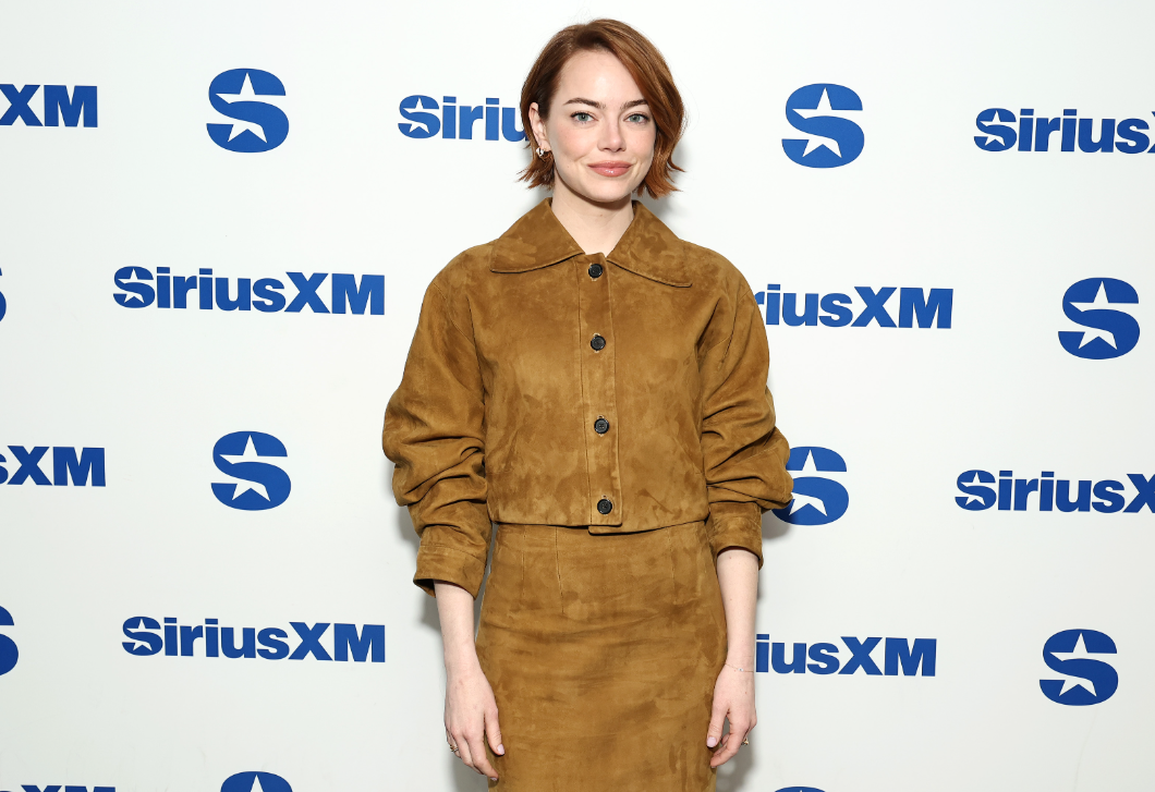 Emma Stone barna velúrkabátja az ősz legnagyobb kedvence – elegáns és sikkes