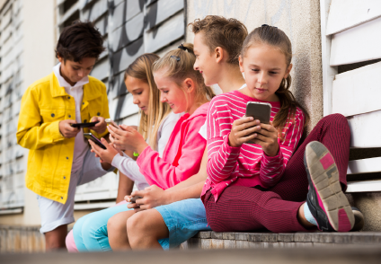 3 jel, hogy a gyermeked túl sokat használja a közösségi médiát