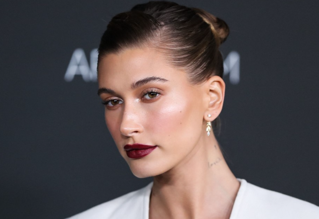 Hailey Bieber konyhája megmutatja, mi lesz 2026 legtrendibb árnyalata – a sötétkék az új semleges