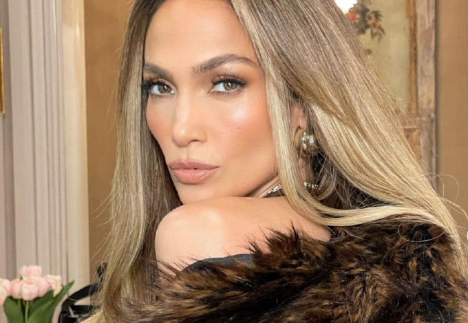 Jennifer Lopez szürke nadrágját akarja most mindenki, ez tavasszal a legnépszerűbb fazon