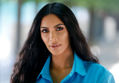 Kim Kardashiant rövid hajjal fotózták, teljesen felismerhetetlen lett