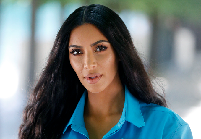 Kim Kardashiant rövid hajjal fotózták, teljesen felismerhetetlen lett
