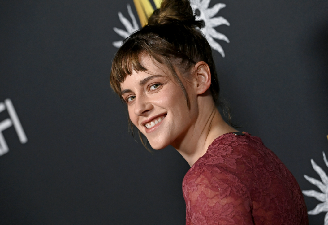 Kristen Stewart érzéki csipkeruhában lépett a vörös szőnyegre – mindenkit őt nézte