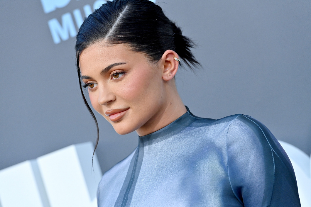 Kylie Jenner újjáéleszti a 90-es évek extrém vékony szemöldökét