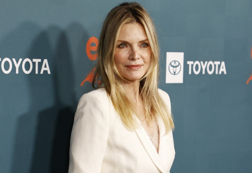 A fa megunhatatlan! Michelle Pfeiffer gyönyörű, természetes és modern konyhája