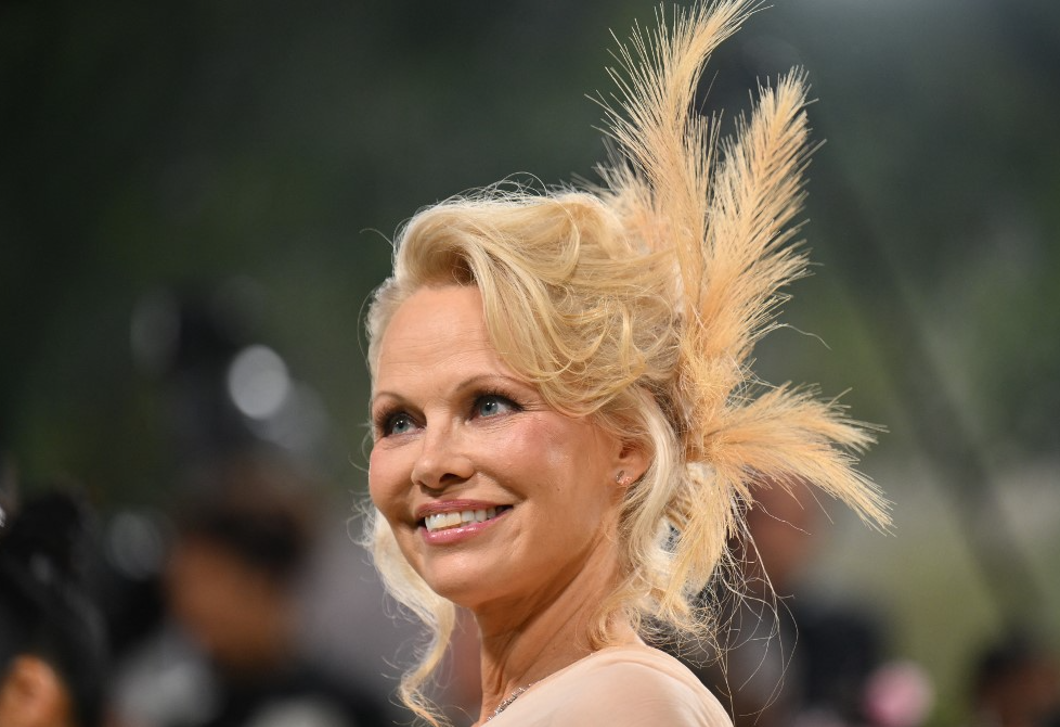 Az 56 éves Pamela Anderson így jelent meg a Met-gálán, imádják érte az emberek