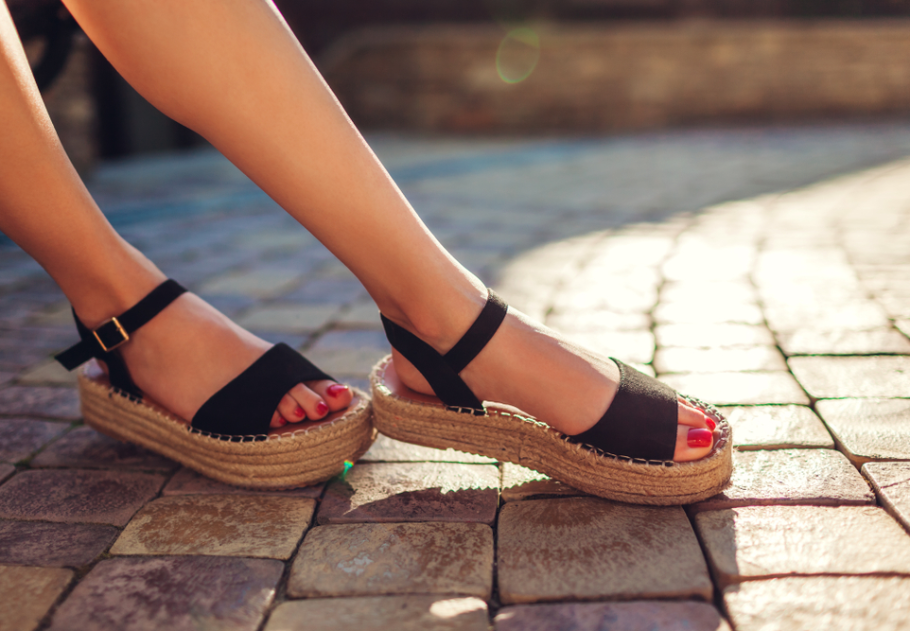 3 telitalpú cipő, amiért rajonganak a nők tavasszal
