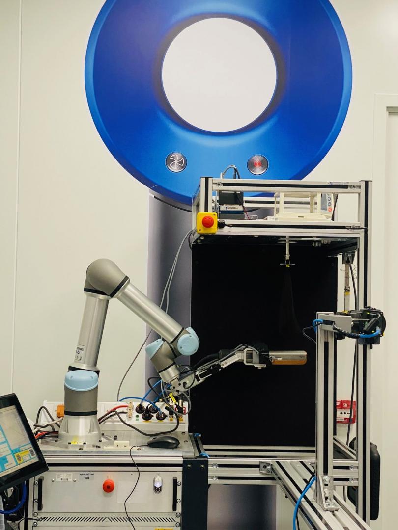 Ez az egyedi robot naphosszat fáradhatatlanul formázza Dyson hajegyenesítőjével a hajtincseket, az ismétlődő hőhatás hajszálakra kifejtett következményeinek feltárására 