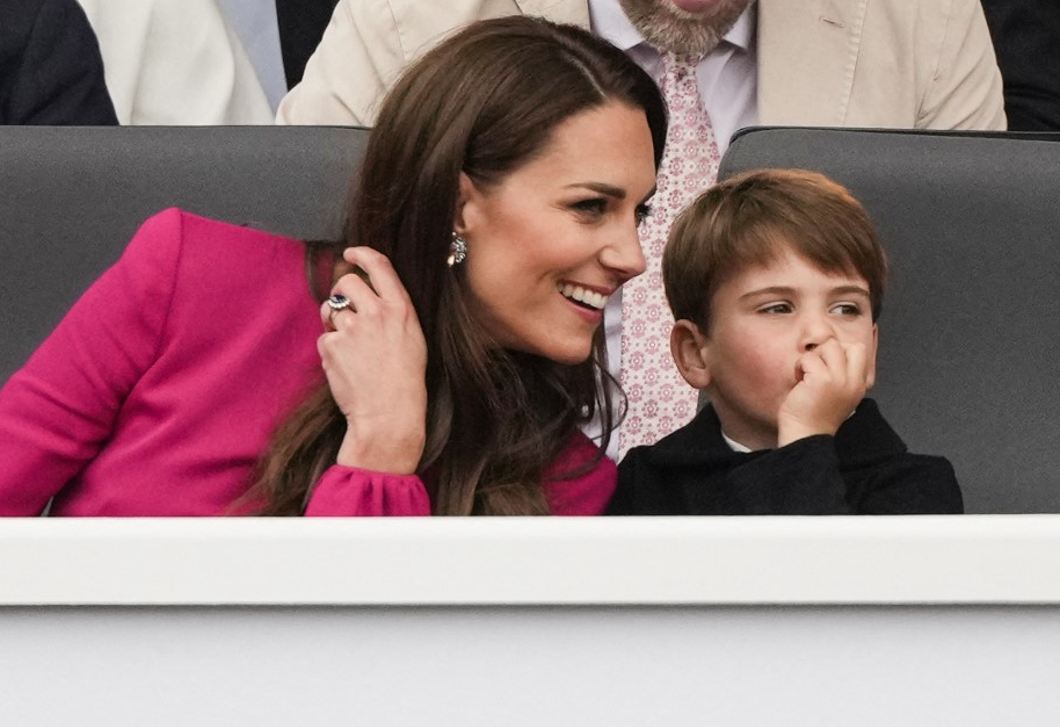 Fotó: Lajos hercegért rajongott mindenki a karácsonyi koncerten - így viselkedett a kis herceg