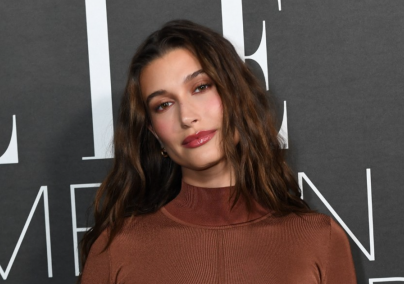 Hailey Bieber a trench kabátra esküszik, mutatjuk a legmenőbb darabjait