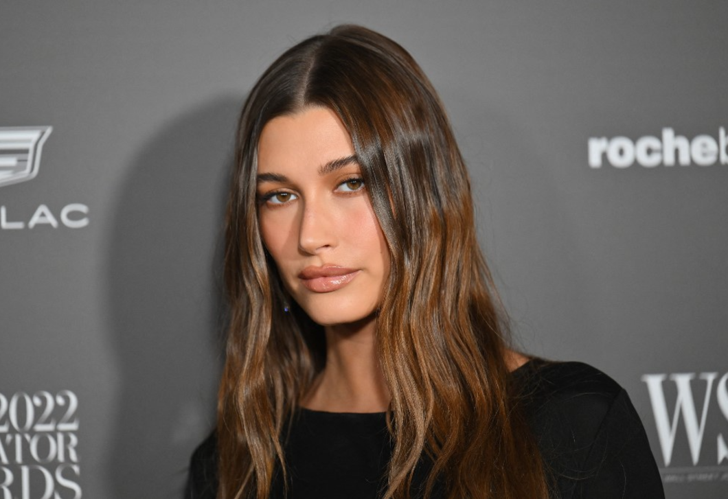 Mi történt? Hailey Bieber már a jegygyűrűjét sem viseli