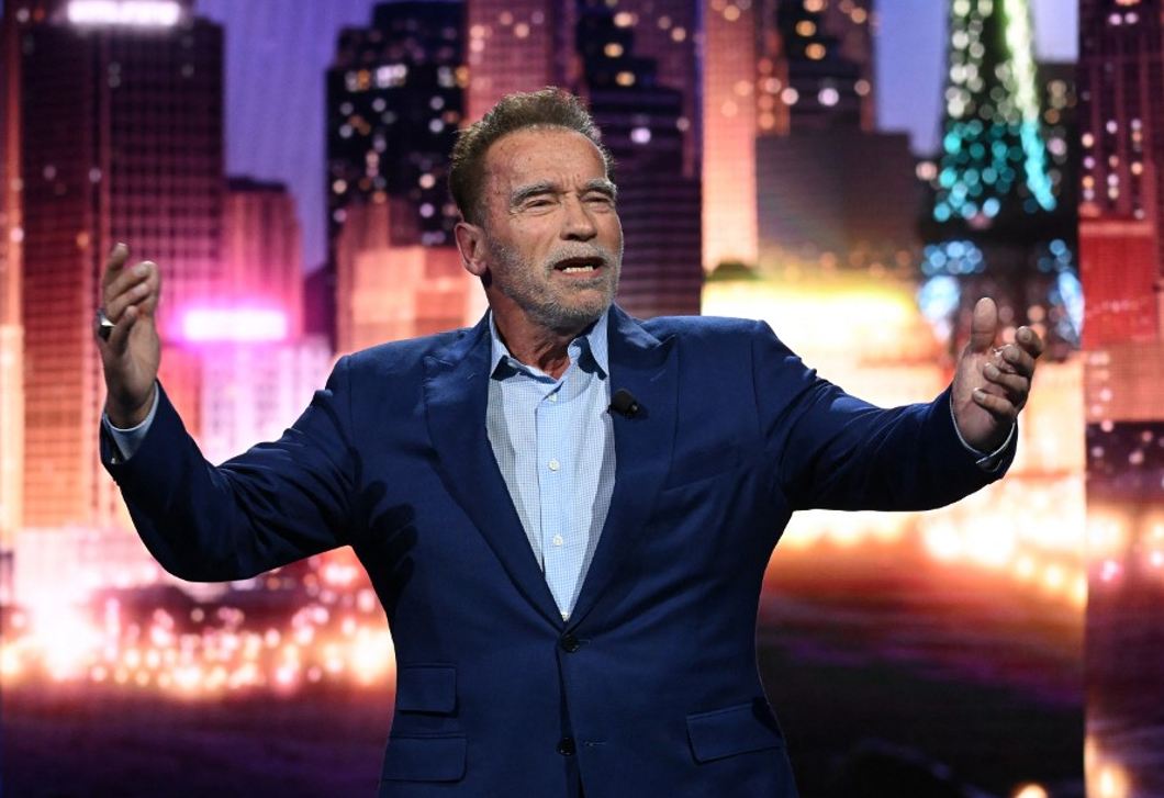 Megdöbbentő: Arnold Schwarzenegger ugyanazzal eteti az unokáit, mint a kutyáit