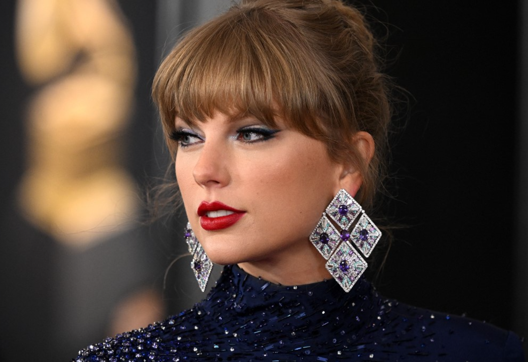 Taylor Swift fehér blézere a szezon egyik legmenőbb darabja, így jelent meg a Super Bowlon