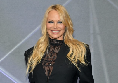 „Nem én akarok a legszebb lány lenni” - Pamela Anderson smink nélkül tűnt fel a párizsi divathéten