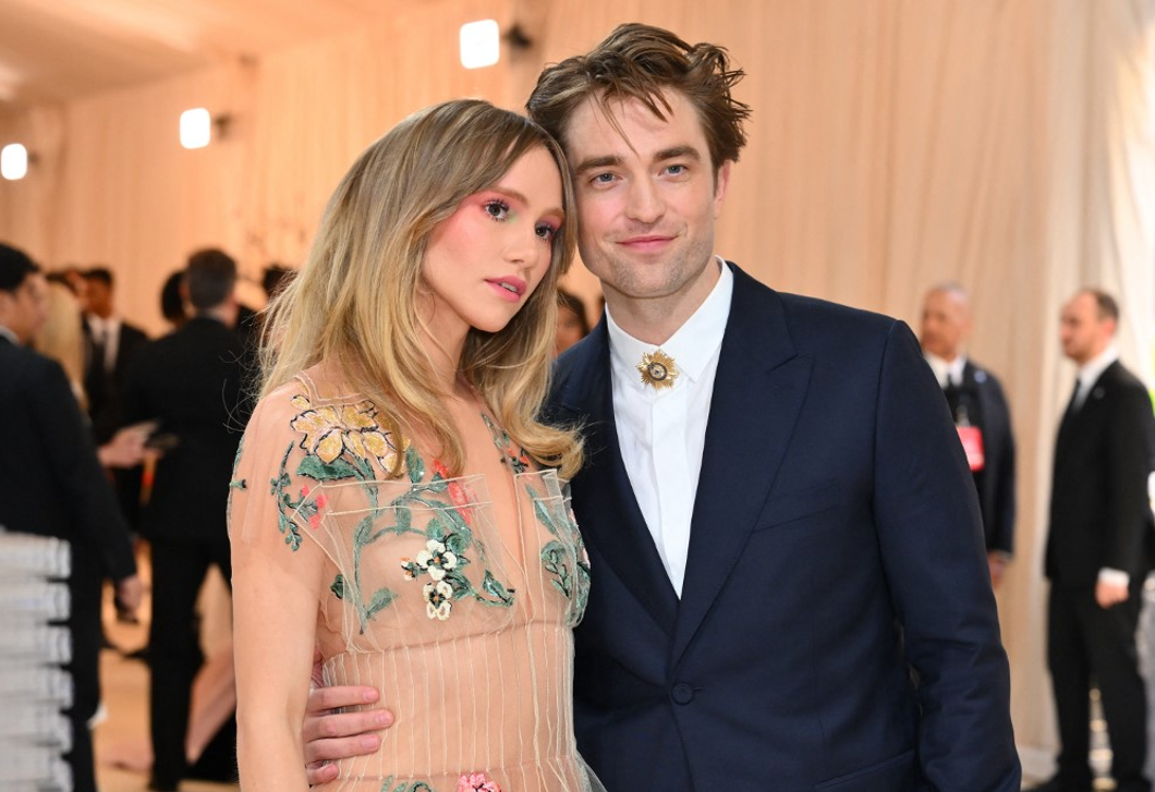 Robert Pattinson és Suki Waterhouse első közös gyermeküket várják