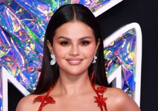 Selena Gomez fekete blézerruhája az idei szezon egyik legmenőbb darabja, imádják az emberek