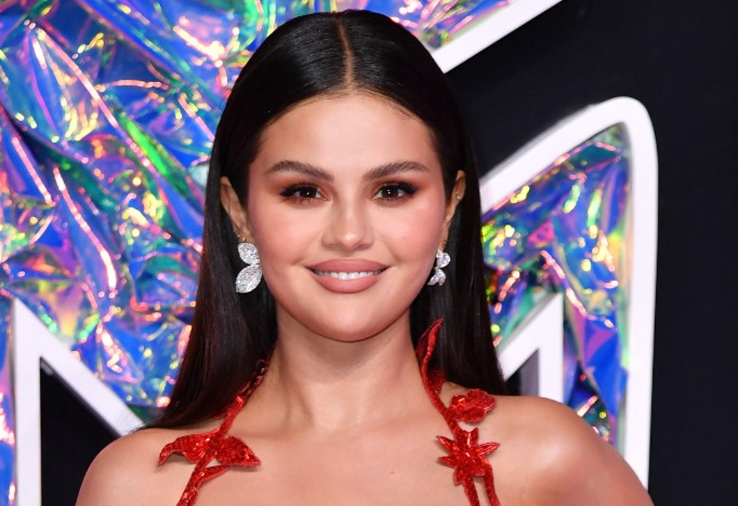 Selena Gomez fekete blézerruhája az idei szezon egyik legmenőbb darabja, imádják az emberek