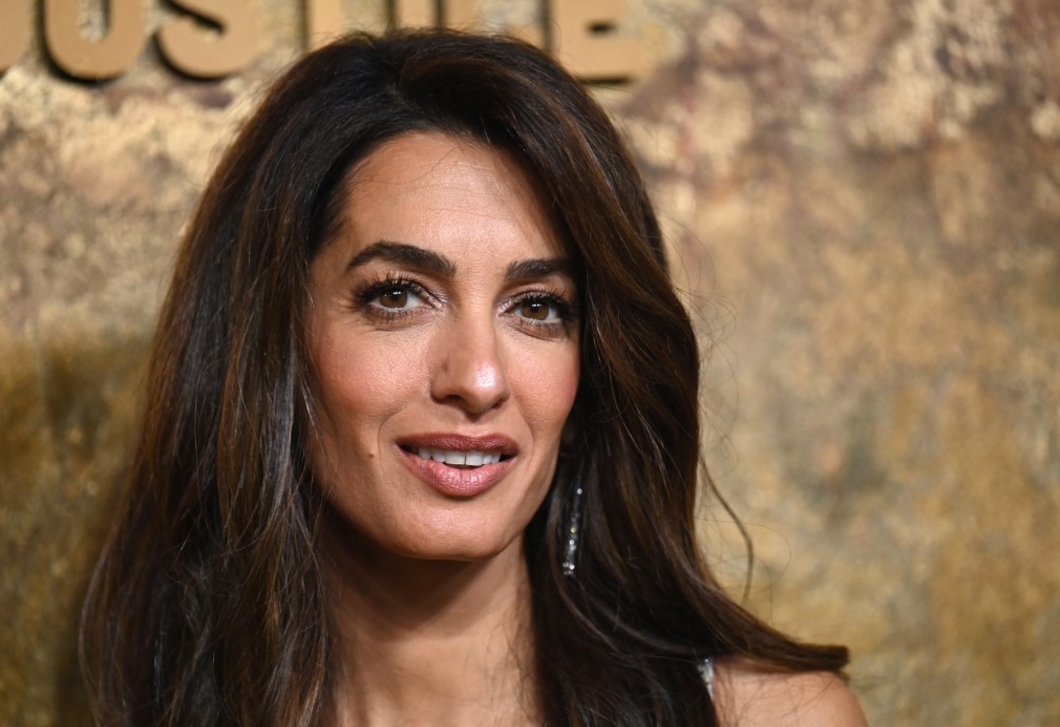 Amal Clooney ezüst randiruhájáról beszél most mindenki, tökéletesen áll neki