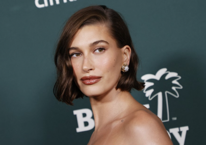 A várandós Hailey Bieber káprázatos szettben tűnt fel