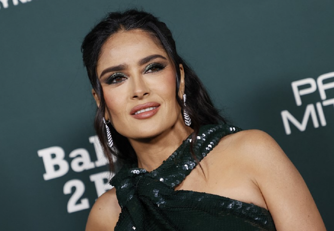 Az 57 éves Salma Hayek ezüst fűzőjéről beszél most mindenki, elképesztően nézett ki benne