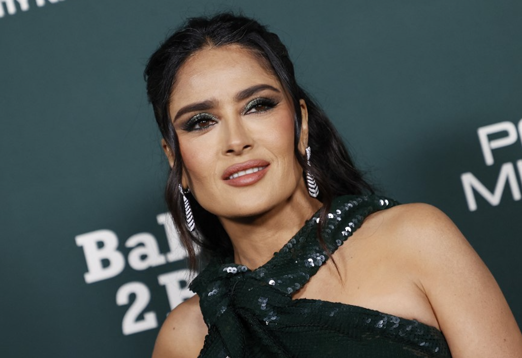 Az 57 éves Salma Hayek ezüst fűzőjéről beszél most mindenki, elképesztően nézett ki benne