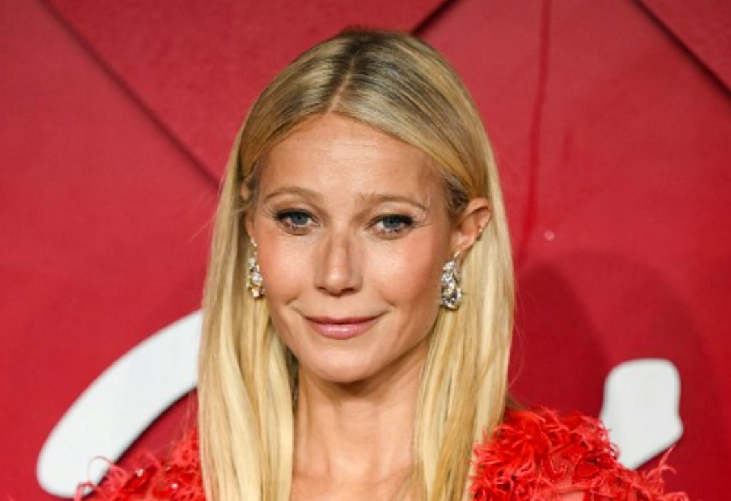 Még a természetes fényt is pótolja – Gwyneth Paltrow egyszerre elegáns és szerethető nappalijának falszíne 