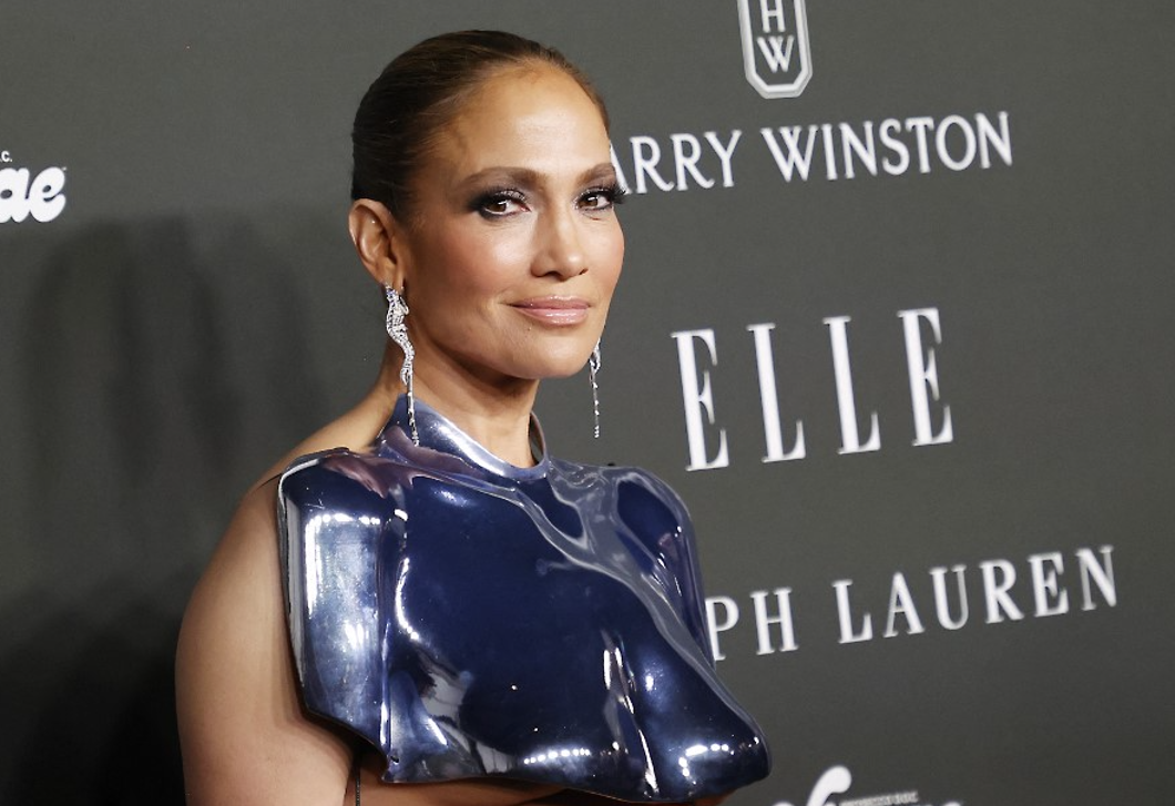 Fotó: Az 54 éves Jennifer Lopez bikiniben ünnepelte az újévet, elképesztően izmos