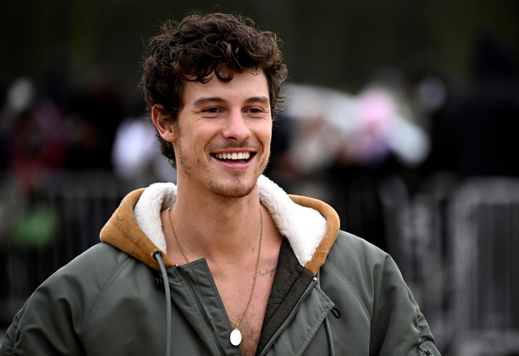 A Szigetre érkező Shawn Mendes nem jutott be a szállodájába, helyette a rajongóival fotózkodott