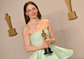 Videó: Emma Stone kínos helyzetbe került az Oscar-gálán a ruhája miatt
