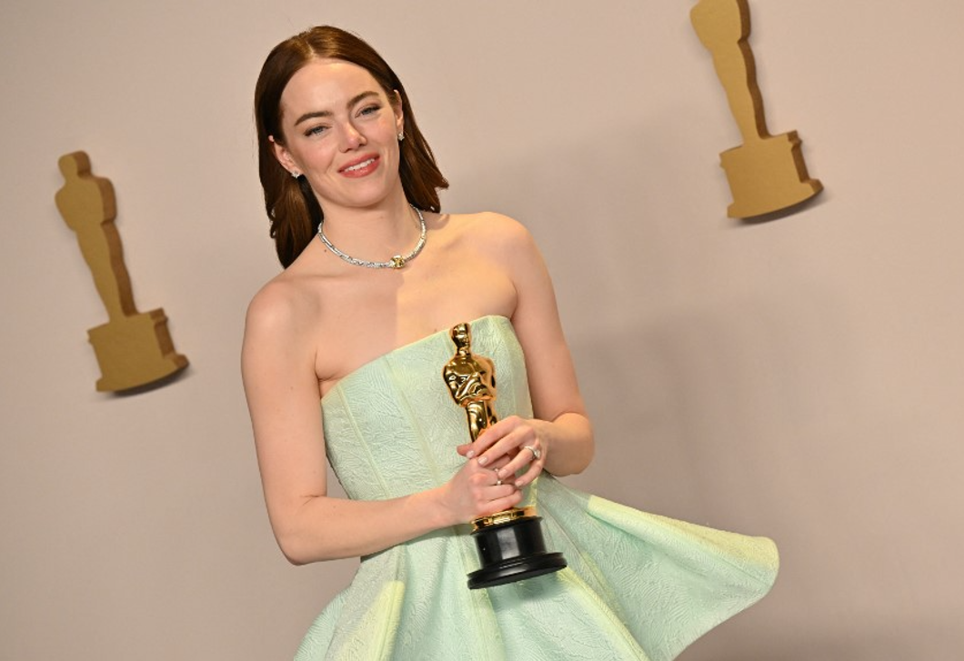 Videó: Emma Stone kínos helyzetbe került az Oscar-gálán a ruhája miatt