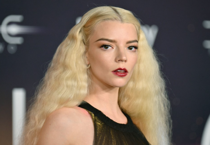 Anya Taylor-Joy fekete miniruhája tart lázban mindenkit – elképesztő, miből készült