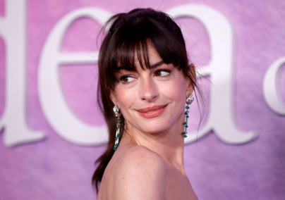 Anne Hathaway különleges függőpolcokat választott a nappalijába – mindenki ilyet akar