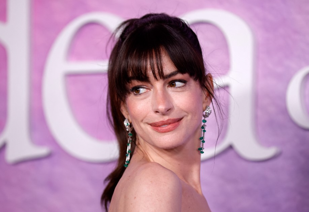 Anne Hathaway különleges függőpolcokat választott a nappalijába – mindenki ilyet akar