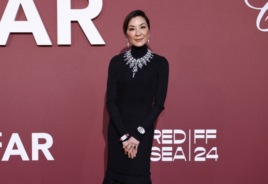 Friss fotó: Michelle Yeoh szőke bob frizurával lépett a nyilvánosság elé, szinte felismerhetetlen lett