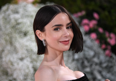 Lily Collins flitteres ruhájáért rajong mindenki – így jelent meg az Emily Párizsban premierjén