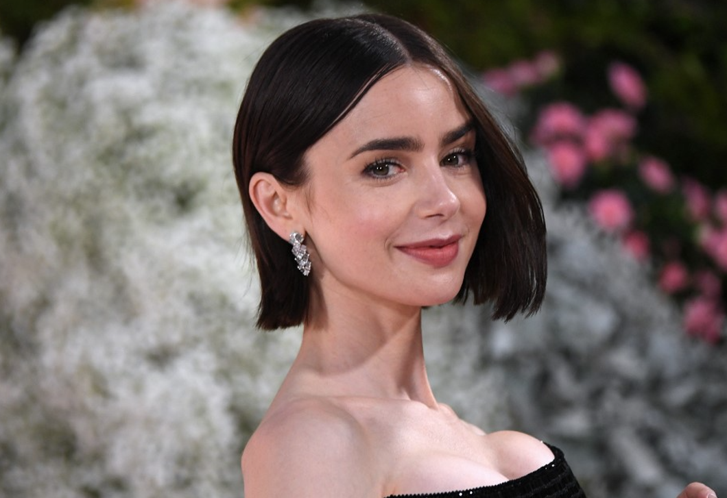 Lily Collins flitteres ruhájáért rajong mindenki – így jelent meg az Emily Párizsban premierjén