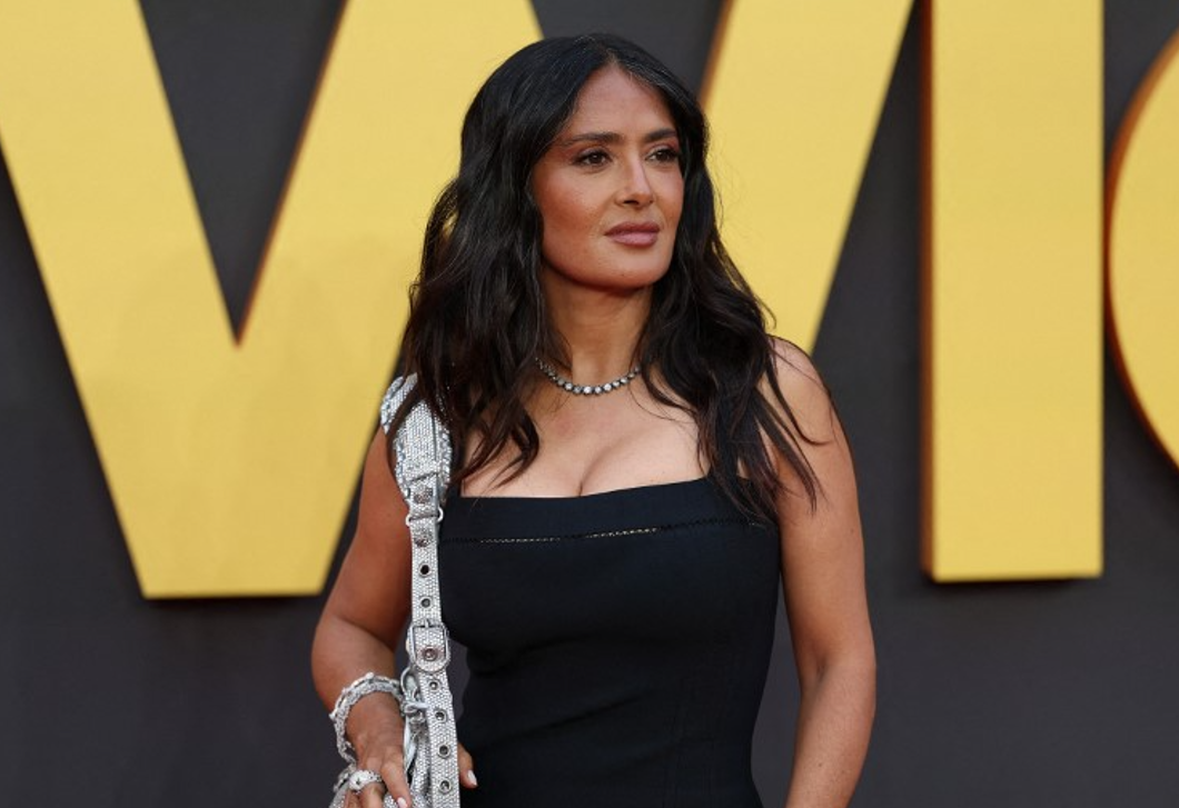 Fotó: Salma Hayek ősz hajszálakat és szexi, sárga bikinit villantott – a rajongók imádják érte