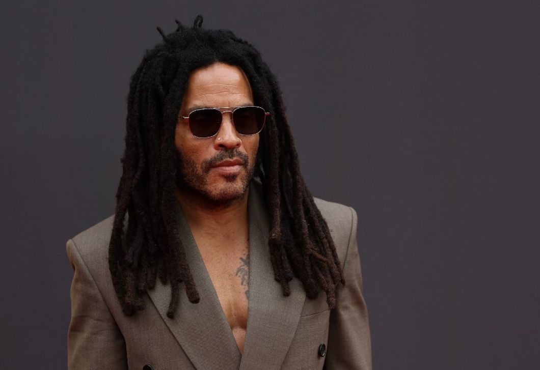 Amikor a fekete nem hoz balszerencsét, sőt – Lenny Kravitz pompás bejárati ajtaja 