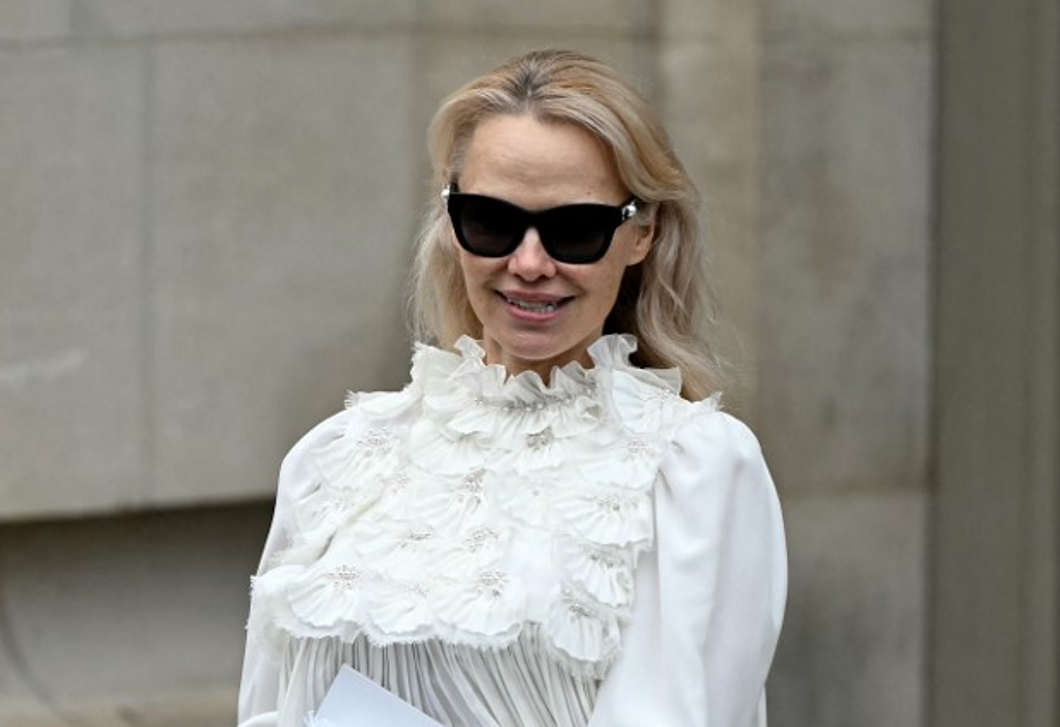 Ezt a kertet te is elfogadnád – Pamela Anderson gyönyörű, európai hangulatú kertje 
