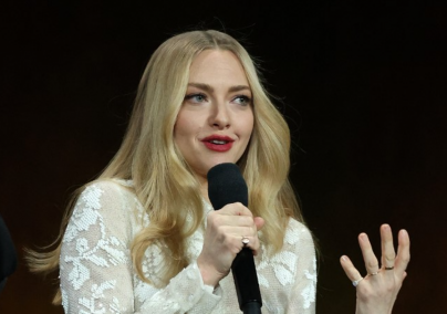 Mamma mia! Amanda Seyfried gyönyörű keskeny közlekedőjét látnod kell!