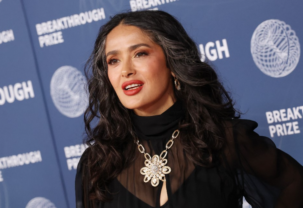 Az 58 éves Salma Hayek bikinis címlapfotója felrobbantotta az internetet