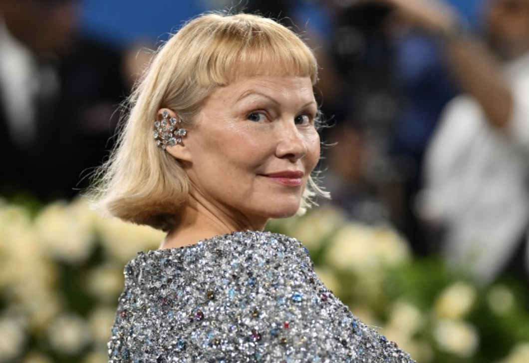 Kis tér, nagy ötlet – Pamela Anderson társalgója konyhájának étkezőjében