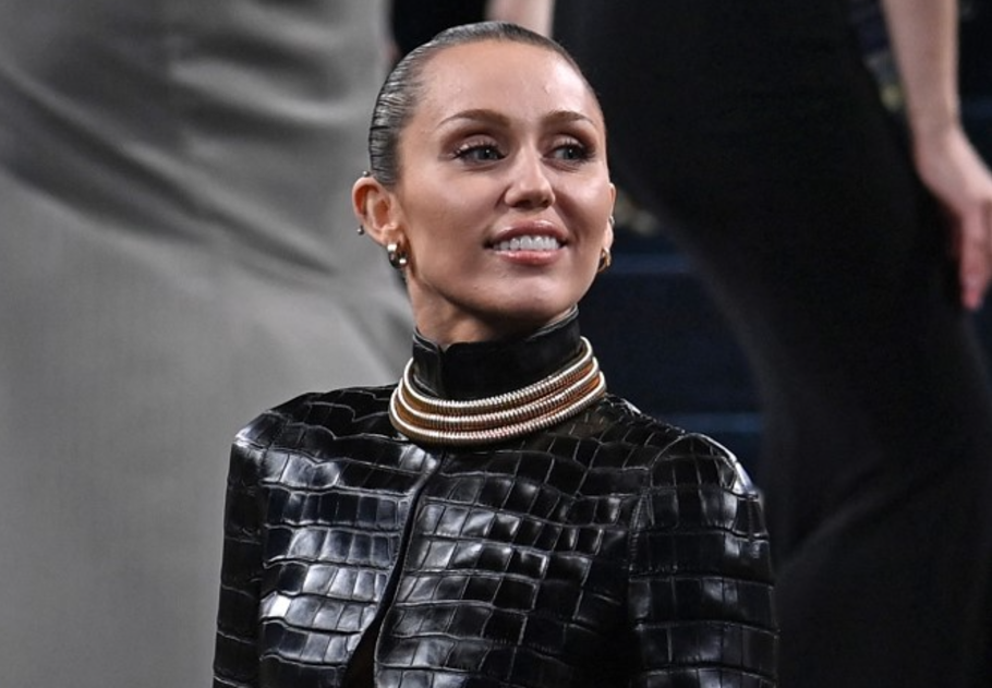Amikor a fekete az új bézs! Miley Cyrus vagány hálószobája megmutatja, hogy a fekete nem gyászos, főkép