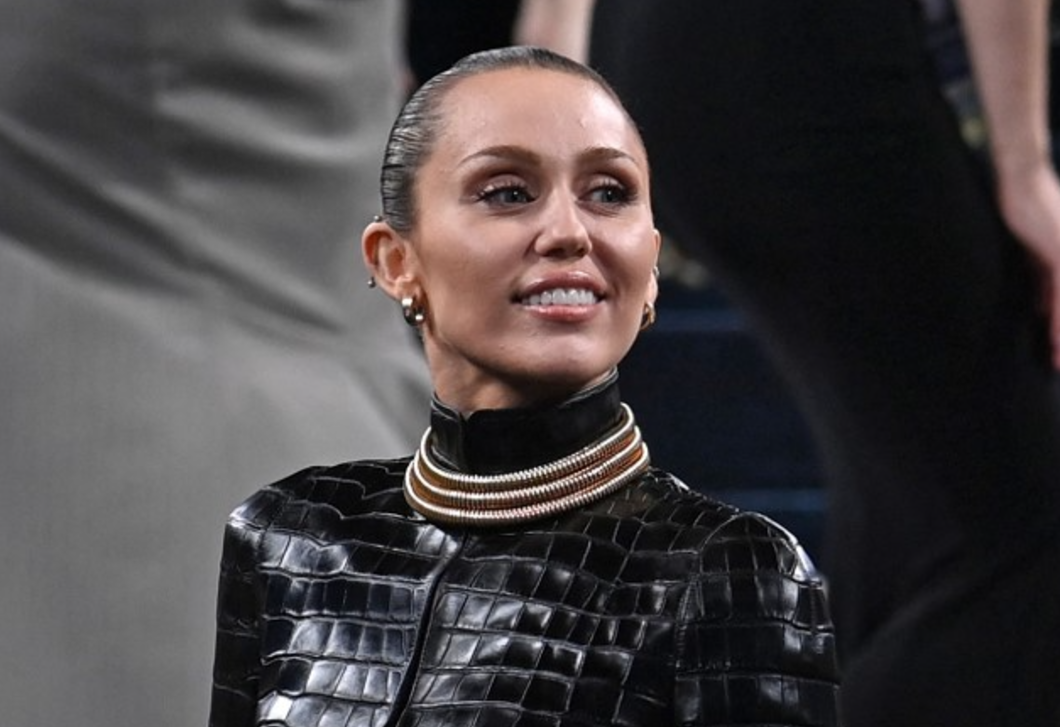 Amikor a fekete az új bézs! Miley Cyrus vagány hálószobája megmutatja, hogy a fekete nem gyászos